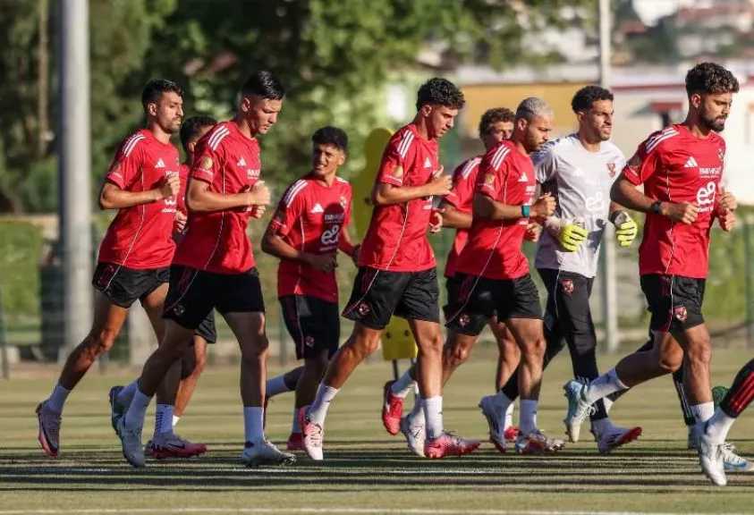 خطوة مفاجئة.. شيخ يقرأ القرآن على لاعبي الأهلي قبل مباراة سيراميكا