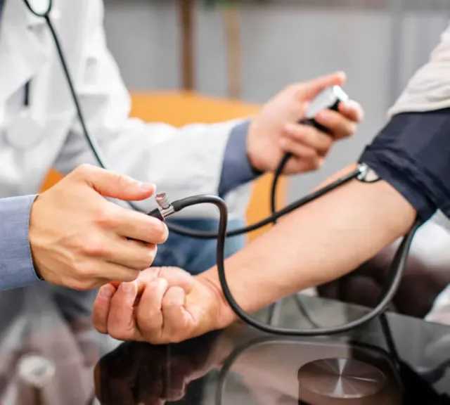 رسميًا.. الموارد البشرية تعتمد لائحة فحوصات اللياقة المهنية لتعزيز السلامة الصحية في بيئة العمل