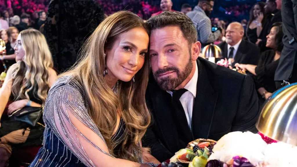 توتر على السجادة الحمراء: بن أفليك يوبخ جينيفر لوبيز أمام الكاميرات رغم الطلاق