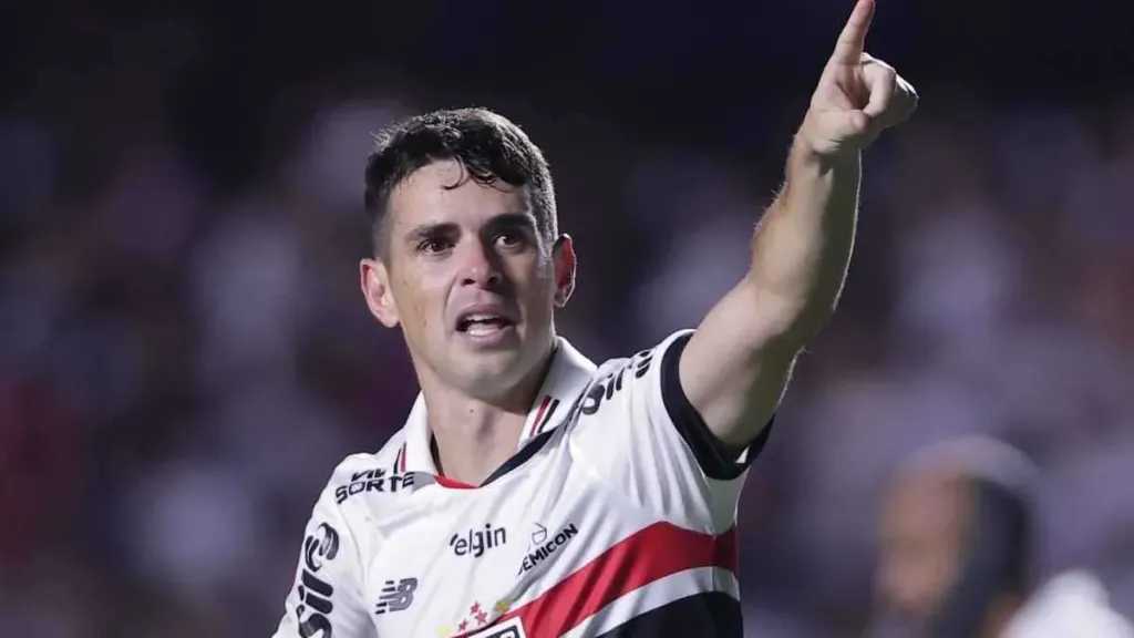 نجم البرازيل السابق يصدم الجماهير بعد اكتشاف مشكلة في القلب تهدد مسيرته