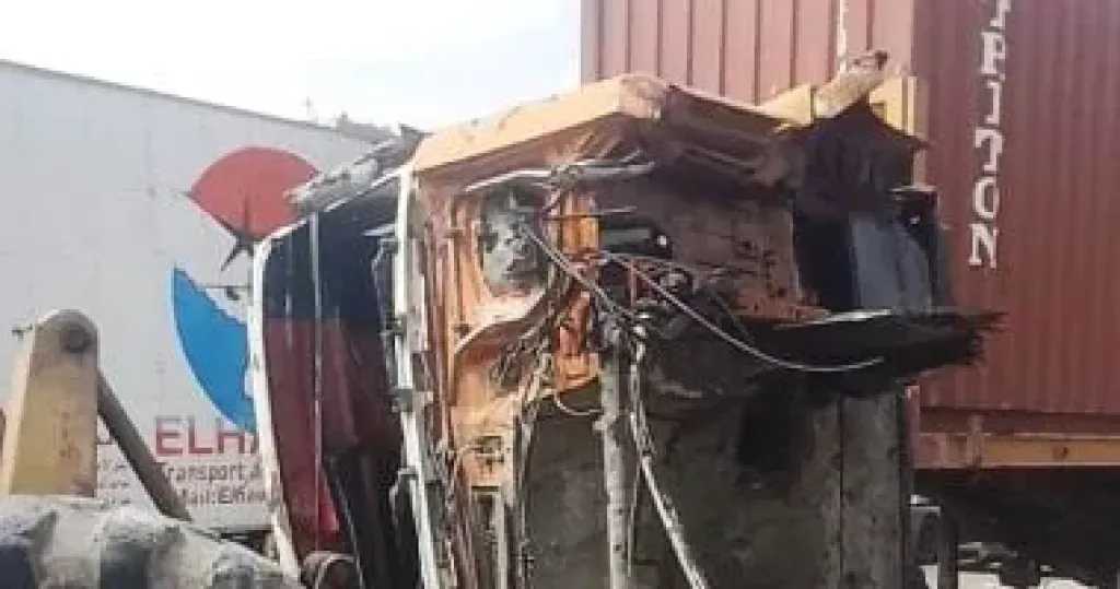 اصطدام عنيف: تريلا تقتحم سور محطة الأتوبيس الترددي فوق الأوتوستراد.. تفاصيل الحادث والتحرك المروري