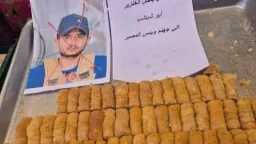 شاهد بالصور: توزيع الحلوى في...