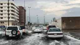 أمطار غزيرة وسيول جارفة تضرب...