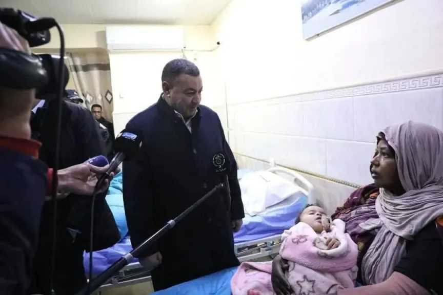 صورة تهز القلوب: الطفلة بن دحان الرضيعة في حضن ممرضة بعد فقدان والديها في حادث تندوف