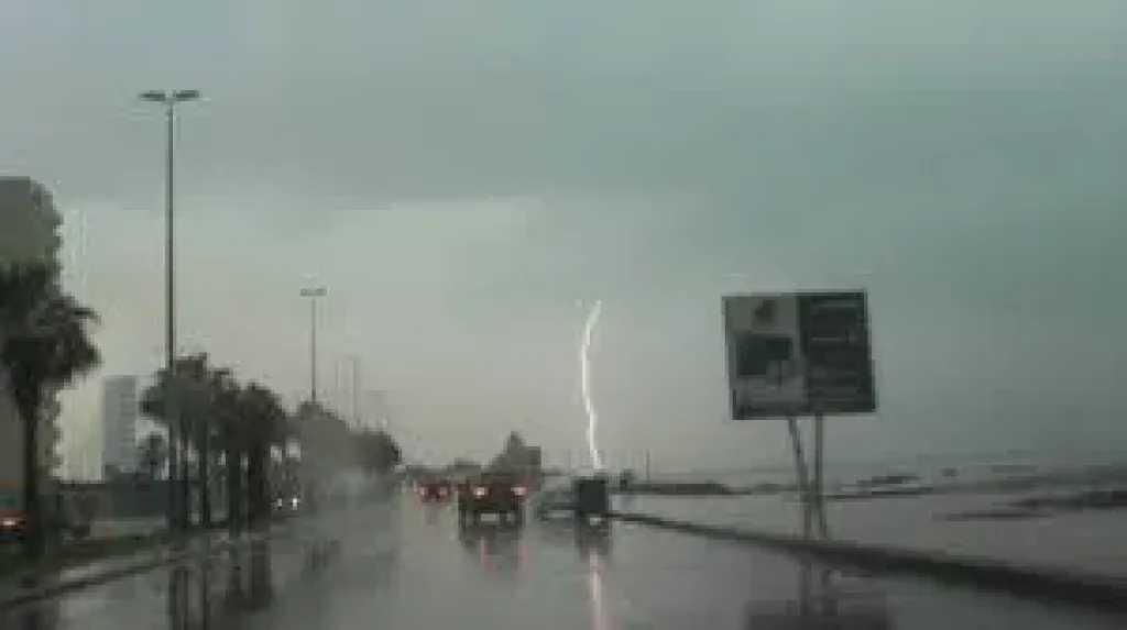 الأحوال الجوية: أمطار رعدية تؤدي إلى تعطيل الدراسة في جدة