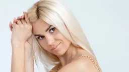 أم روسية شهيرة تضع ابنها...