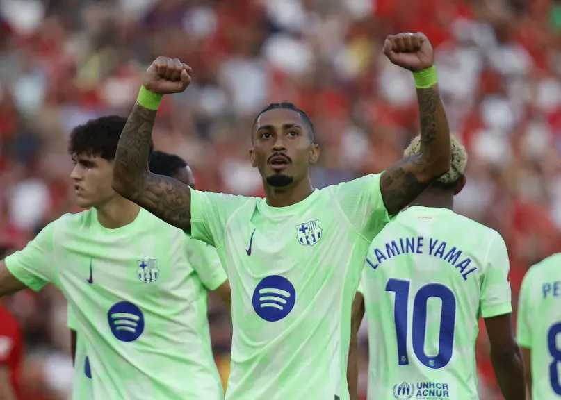 مشاغبون بولنديون مسلحون ينصبون كميناً لجماهير فايكانو: هجوم مخيف في منتصف الليل يثير الرعب قبل المباراة