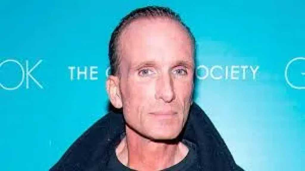 العثور على نجم هوليوودي شهير متوفى داخل شقته يثير حالة من الجدل