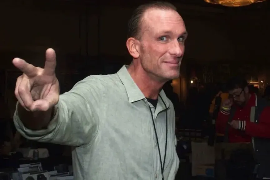 وفاة بيتر غرين: صدمة في هوليوود بعد العثور على نجم Pulp Fiction ميتاً في شقته بنيويورك وبجانبه رسالة غامضة تثير دهشة الجميع