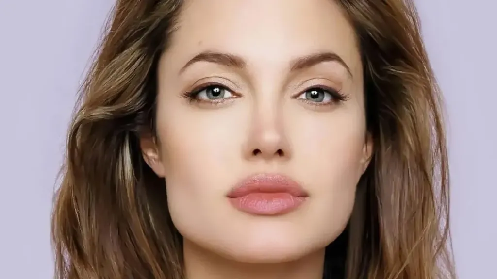 أنجلينا جولي على غلاف مجلة تايم فرانس تحت عنوان: هذه قصتي وهذه ندوبي