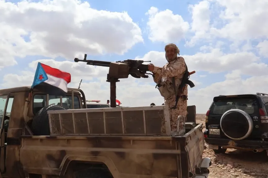 مصدر محلي يكشف تفاصيل نقل وساطة قبلية لبنادق في قضية إعدام أمين باجاح في محافظة شبوة باليمن