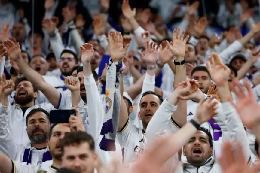 حرب تصريحات ولافتات.. جمهور ريال مدريد يهاجم لابورتا ويشعل الصراع مع برشلونة