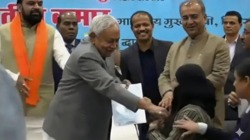 واقعة صادمة تهز الهند.. مسؤول هندي يحاول نزع نقاب طبيبة مسلمة أمام الجميع.. شاهد ماذا حدث في الحفل الرسمي؟