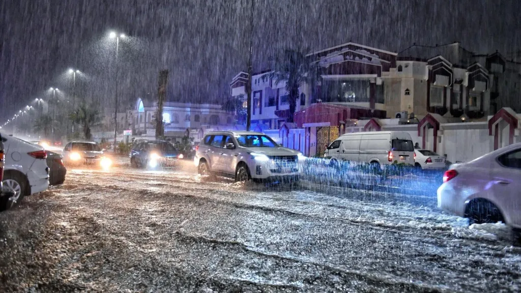أمطار وسيول وثلوج محتملة.. توقعات الطقس غدًا في السعودية