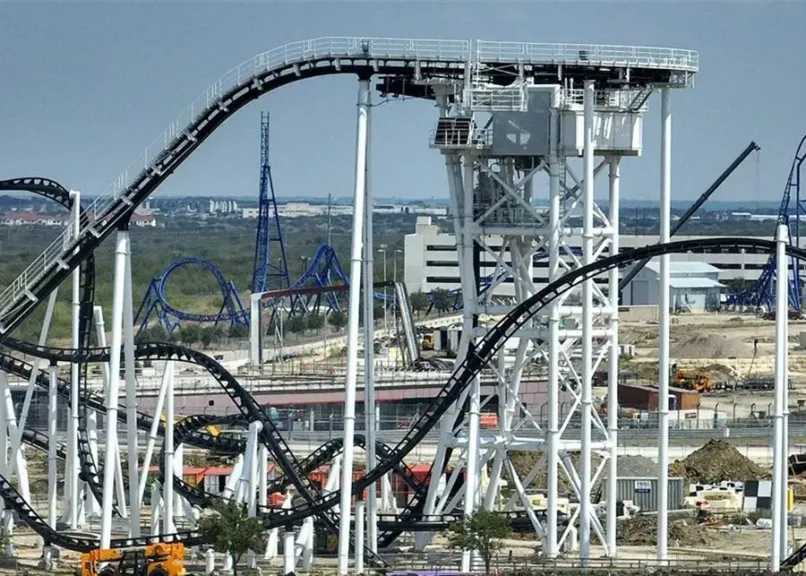 لحظات رعب.. شابين علقا في الجو لمدة ساعة بسبب توقف لعبة