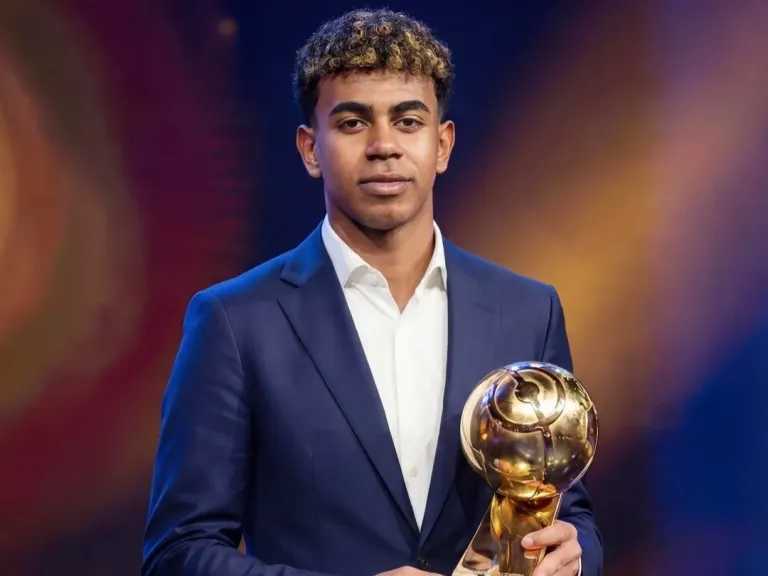 رد فعل كريستيانو رونالدو على تصريحات لامين يامال في حفل جلوب سوكر 2025