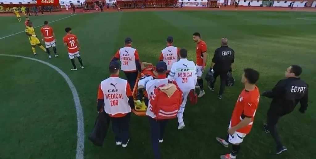 &rdquo;اشتباه في صليبي&rdquo; إصابة نجم مصر وخروجه علي نقالة باكيًا في مباراة مصر ضد بنين بكأس أمم إفريقيا - فيديو&ldquo;