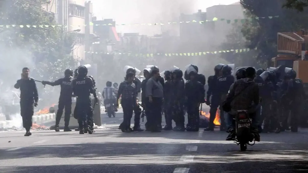 رصاص في الشارع ورسائل من خلف الحظر.. فيديو مسرب يكشف مشهد صادم من إيران