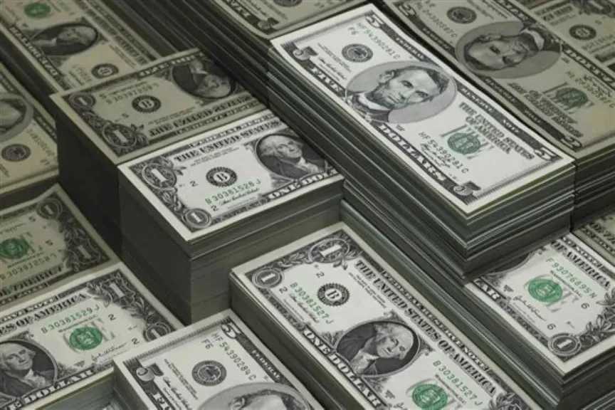 سعر الدولار أمام الجنيه في بداية تعاملات الأربعاء.. هل الأخضر استقر في البنوك؟