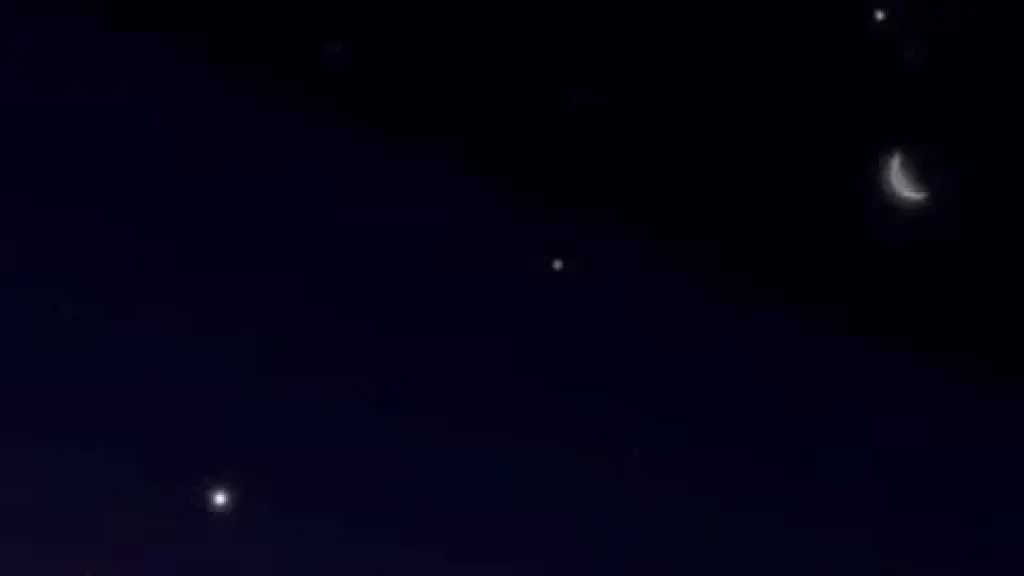 بعد غروب الشمس.. السماء تتزين بجسم خافت بالقرب من نجم الشعرى