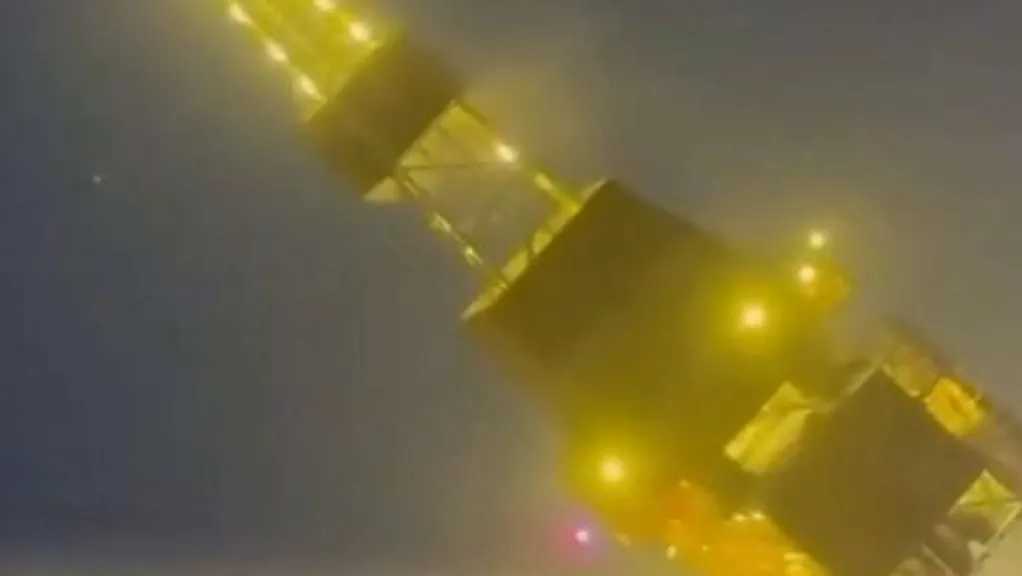 لحظة سقوط منصة دويون 26 الضخمة على طريق جليدي في ألاسكا