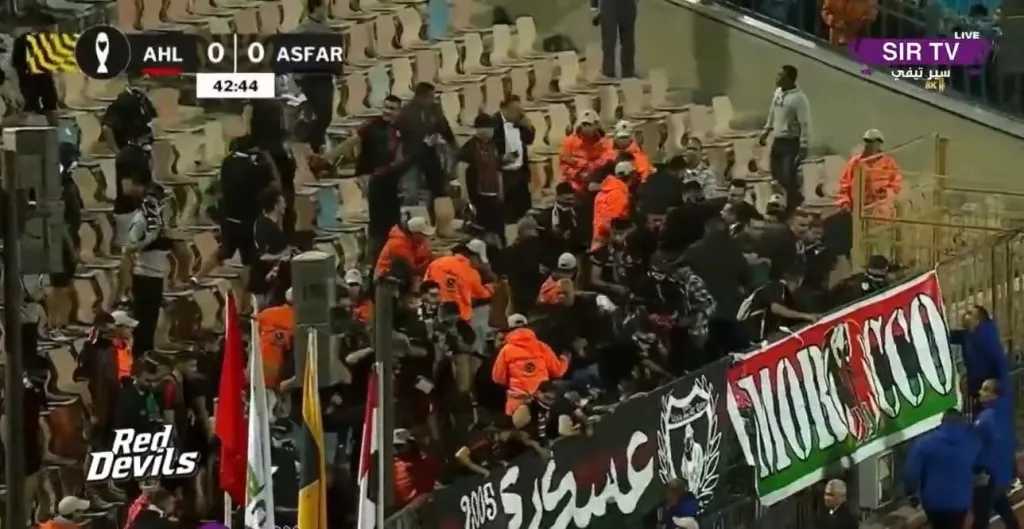اشتباكات بين جماهير الجيش الملكي وأمن الأهلي مرة أخري.. لهذا السبب؟