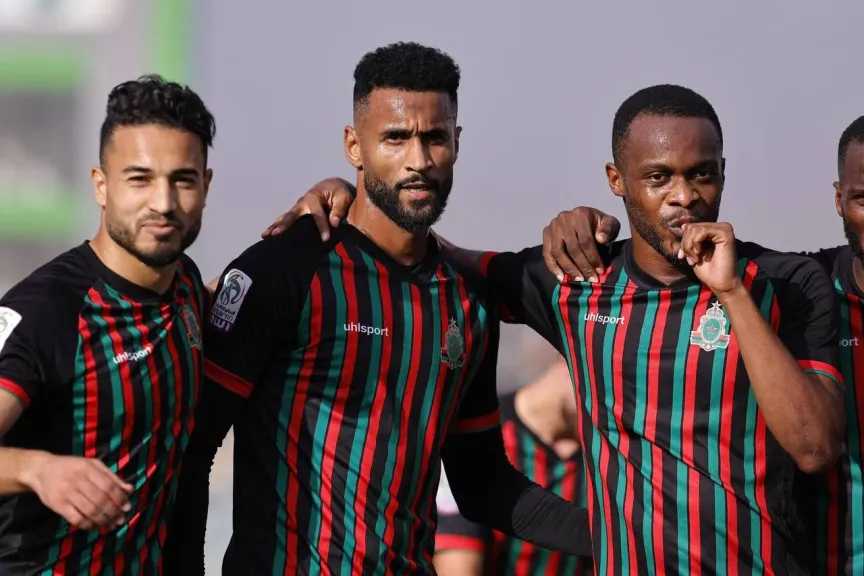 ضربة قوية قبل اللقاء المرتقب.. كاف يعلن إيقاف لاعبين من الجيش الملكي أمام بيراميدز