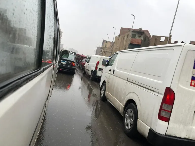 تصادم مروع على الطريق الدائري.. إصابات إثر اصطدام نصف نقل بملاكي وعمود إنارة