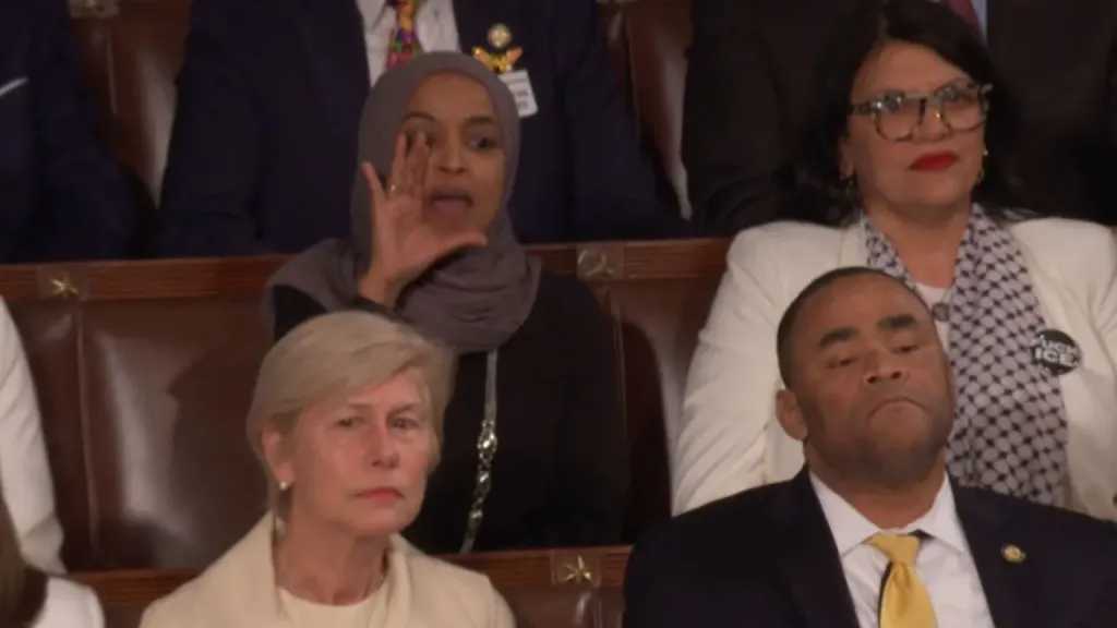 إلهان عمر تقاطع ترامب في خطاب حالة الاتحاد.. ماذا قالت وأثار الجدل؟