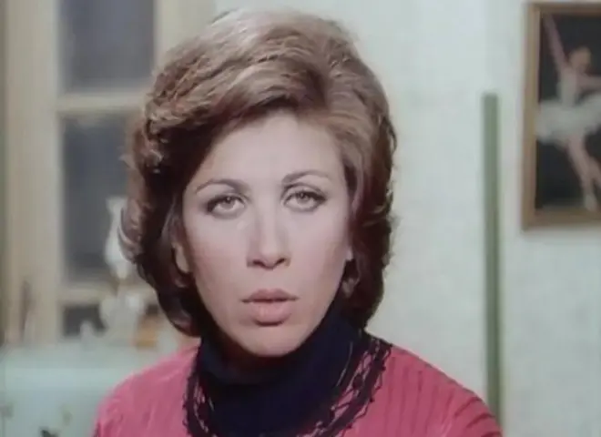 عقرة كلب تضع نجل الفنانة منى جبر ومخرج شهير خلف القضبان.. تعرف على التفاصيل