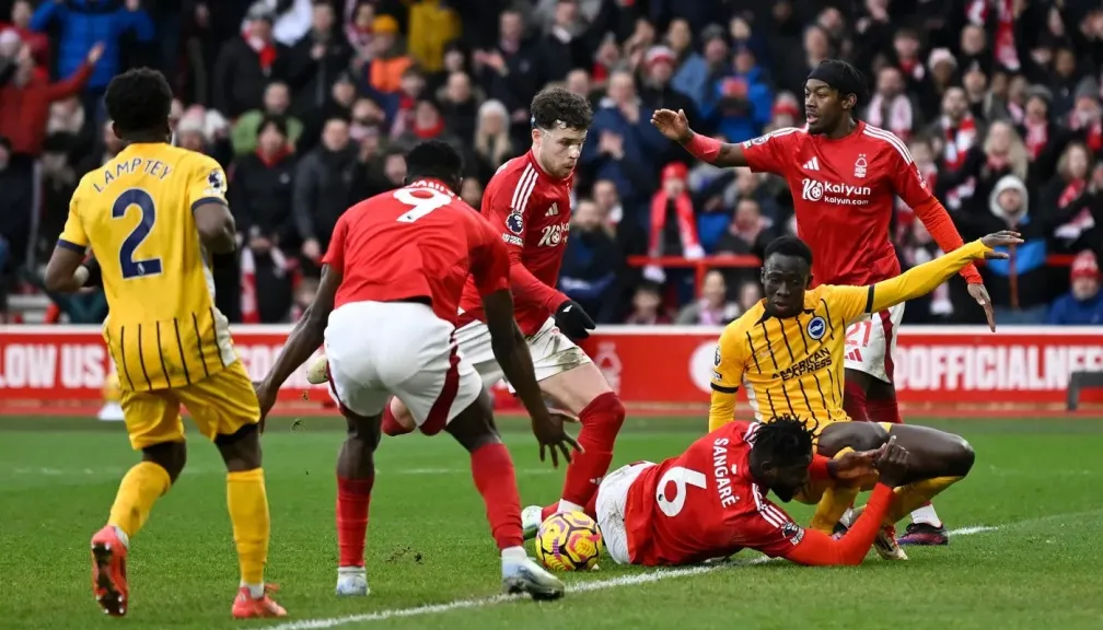 صور| إيقاف مباراة نوتنجهام وفنربخشة بسبب أحداث شغب داخل الملعب