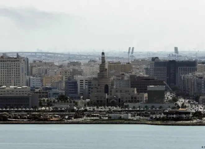 انفجارات تهز المنطقة.. إيران تستهدف قواعد أمريكية في قطر والبحرين والإمارات