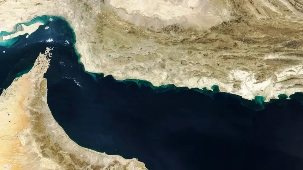 رسائل تحذيرية للسفن في الخليج.. هل يتم إغلاق مضيق هرمز؟