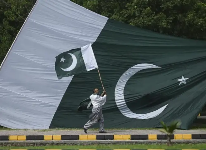 بعد اغتيال خامنئي.. محتجون يقتحمون القنصلية الأمريكية بباكستان