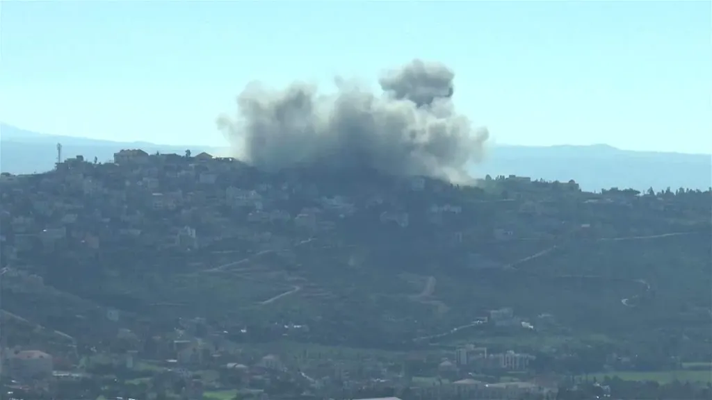 هجمات متبادلة بين إسرائيل وحزب الله تشعل الحدود اللبنانية وتفتح جبهة جديدة