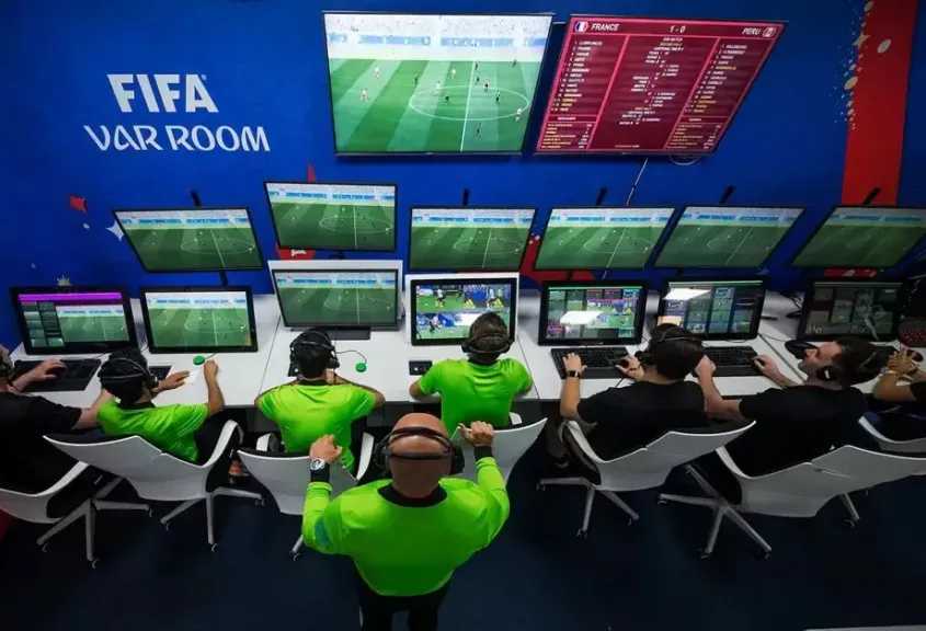 تمرد في لندن.. الدوري الإنجليزي يثور على قاعدة فيفا الجديدة