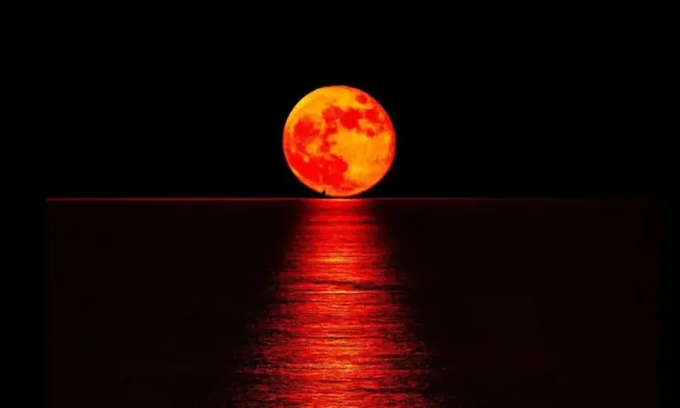 خسوف القمر الدموي اليوم