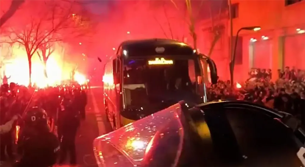 أجواء مشتعلة قبل المواجهة.. ماذا فعلت جماهير برشلونة أمام حافلة أتلتيكو مدريد؟