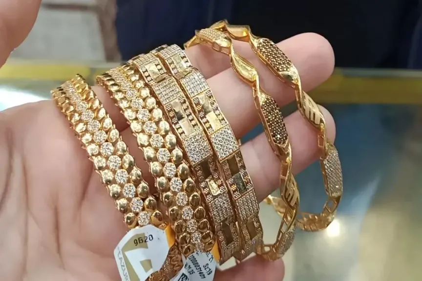 تفسير حلم لبس غوايش ذهب للعزباء والمتزوجة في المنام.. هل هي بشرى زواج أم أعباء قادمة؟