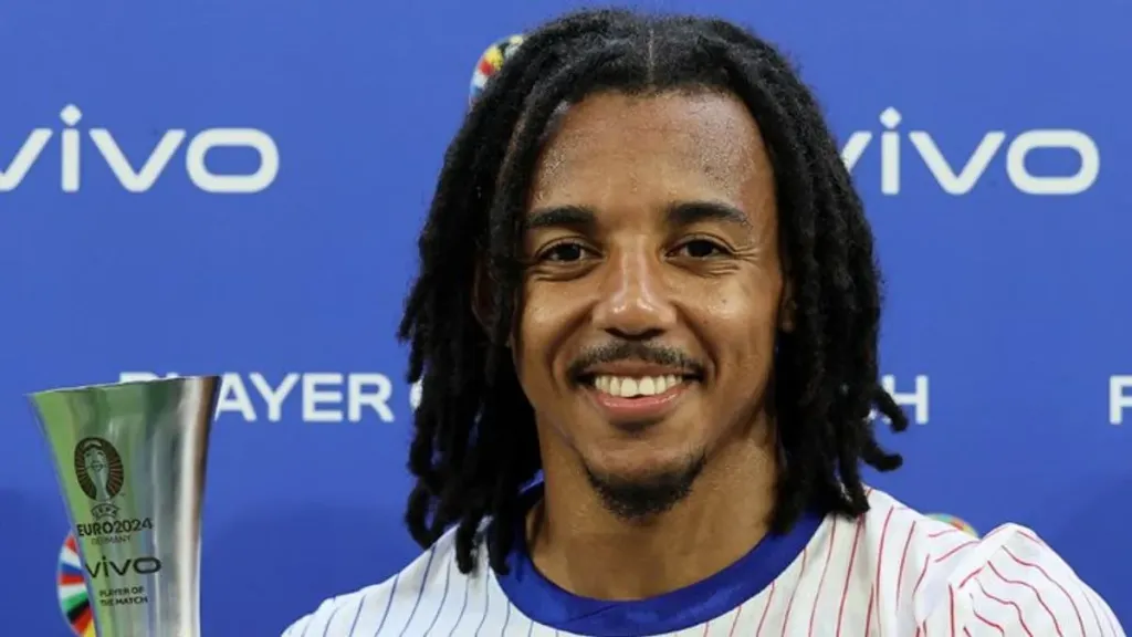 صدمة لبرشلونة.. إصابة جول كوندي المبكرة تهز الفريق في مواجهة أتلتيكو مدريد