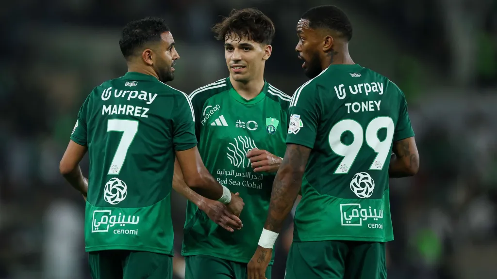 الأهلي السعودي يتلقي ضربة قوية بمدة غياب نجم الفريق عن الملاعب.. يايسلة في ورطة