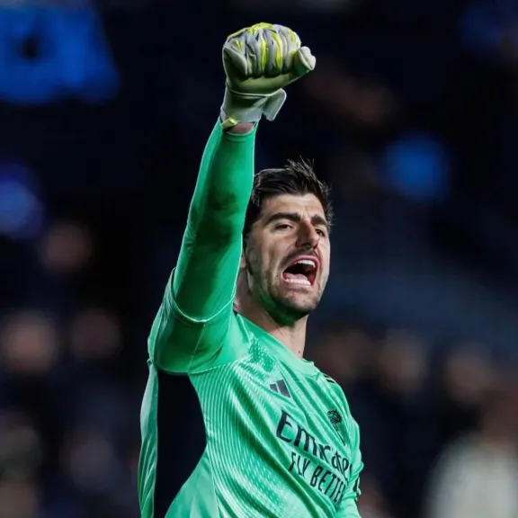 رد مفاجئ من تيبو كورتوا على تصريحات مدربه السابق تشابي الونسو