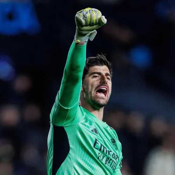 رد مفاجئ من تيبو كورتوا على تصريحات مدربه السابق تشابي الونسو