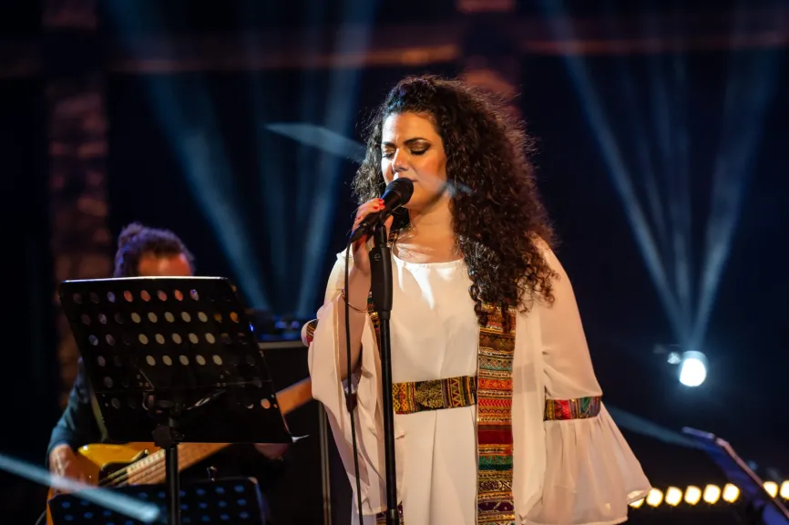 نجمة فلسطين ناي البرغوثي تطلق أول تجربة غنائية مصرية ”السلام أمانة”