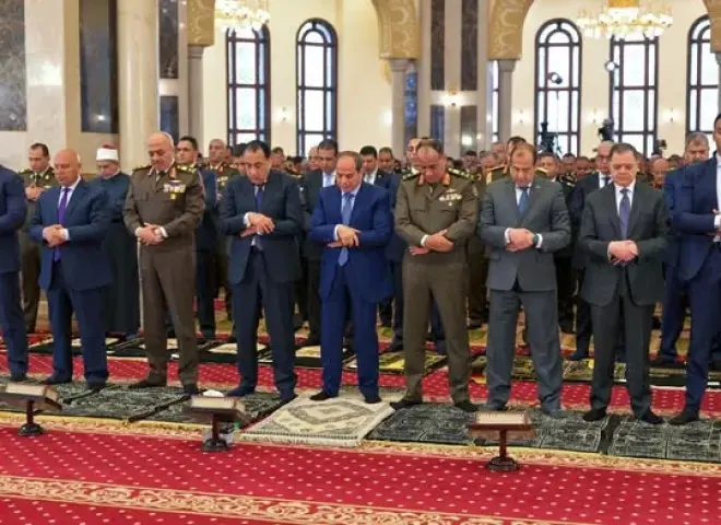 الرئيس السيسى يؤدى صلاة الجمعة بمسجد المشير احتفالا بذكرى يوم الشهيد