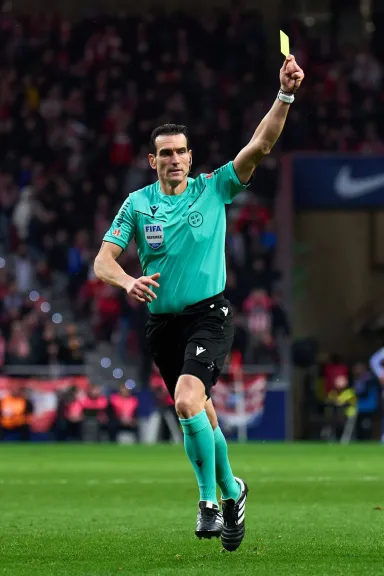 الاتحاد الاسباني يعلن تعيين مارتينيز مونويرا حكما لمباراة برشلونة و إشبيلية.. تعرف على ارقام البرسا مع الحكم الدولي