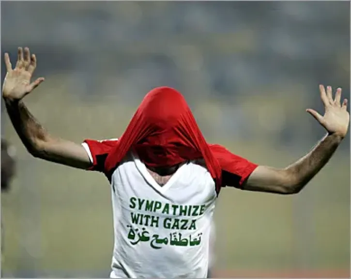 أبوتريكة يظهر في مدرجات ملعب الترجي.. لافتات كبيرة تدعو للحريات عبر كرة القدم