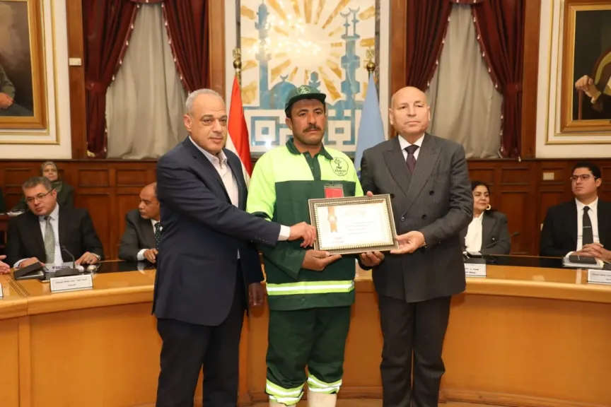 عامل نظافة بالقاهرة يرفض المكافأة بعد إعادة نصف مليون جنيه..”عاوز أكل عيالي بالحلال”