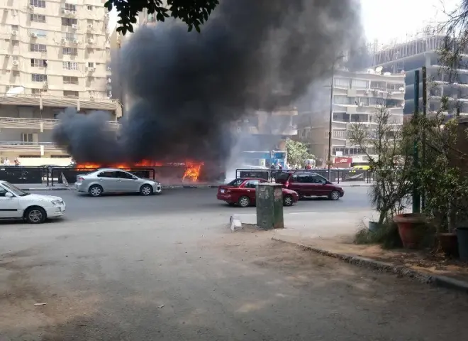 صور حصرية.. حريق سيارة محملة بالقماش داخل شركة شحن بكرداسة في مصر