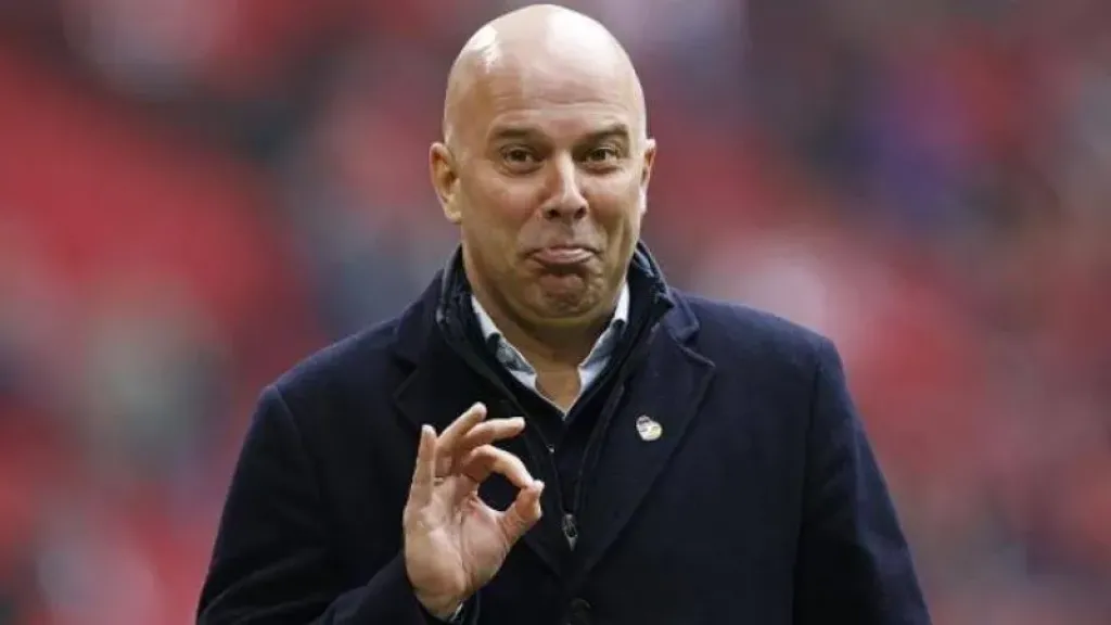 أسطورة ليفربول يدعم سلوت ويؤكد: الضغط في الدوري الانجليزي أمرًا طبيعيًا